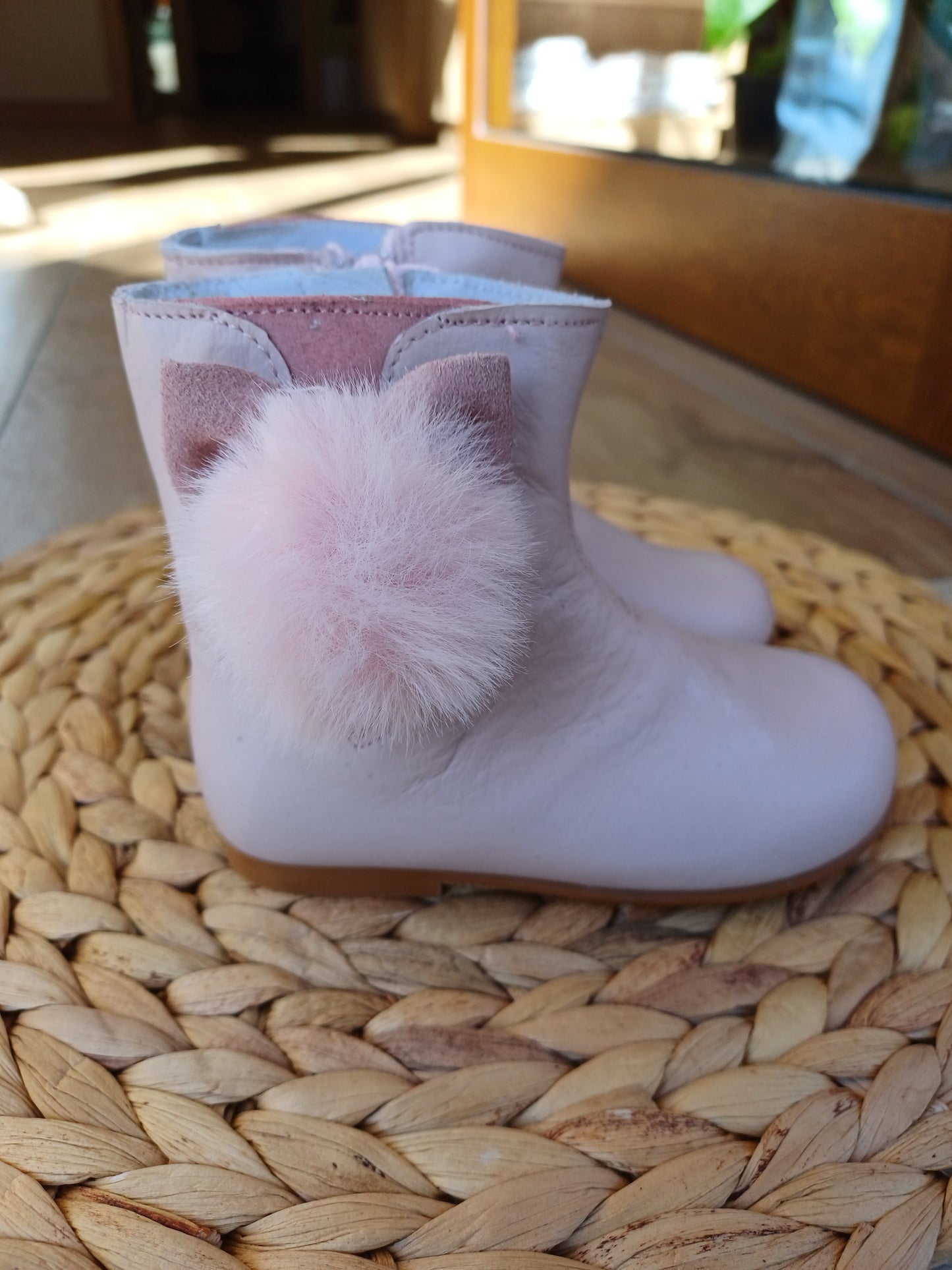 Stivaletto con pon pon in pelle