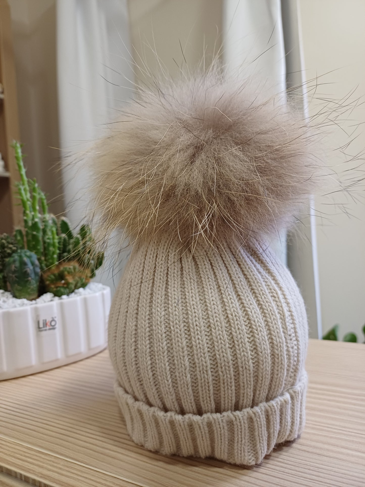 Cappello con pon pon in volpe