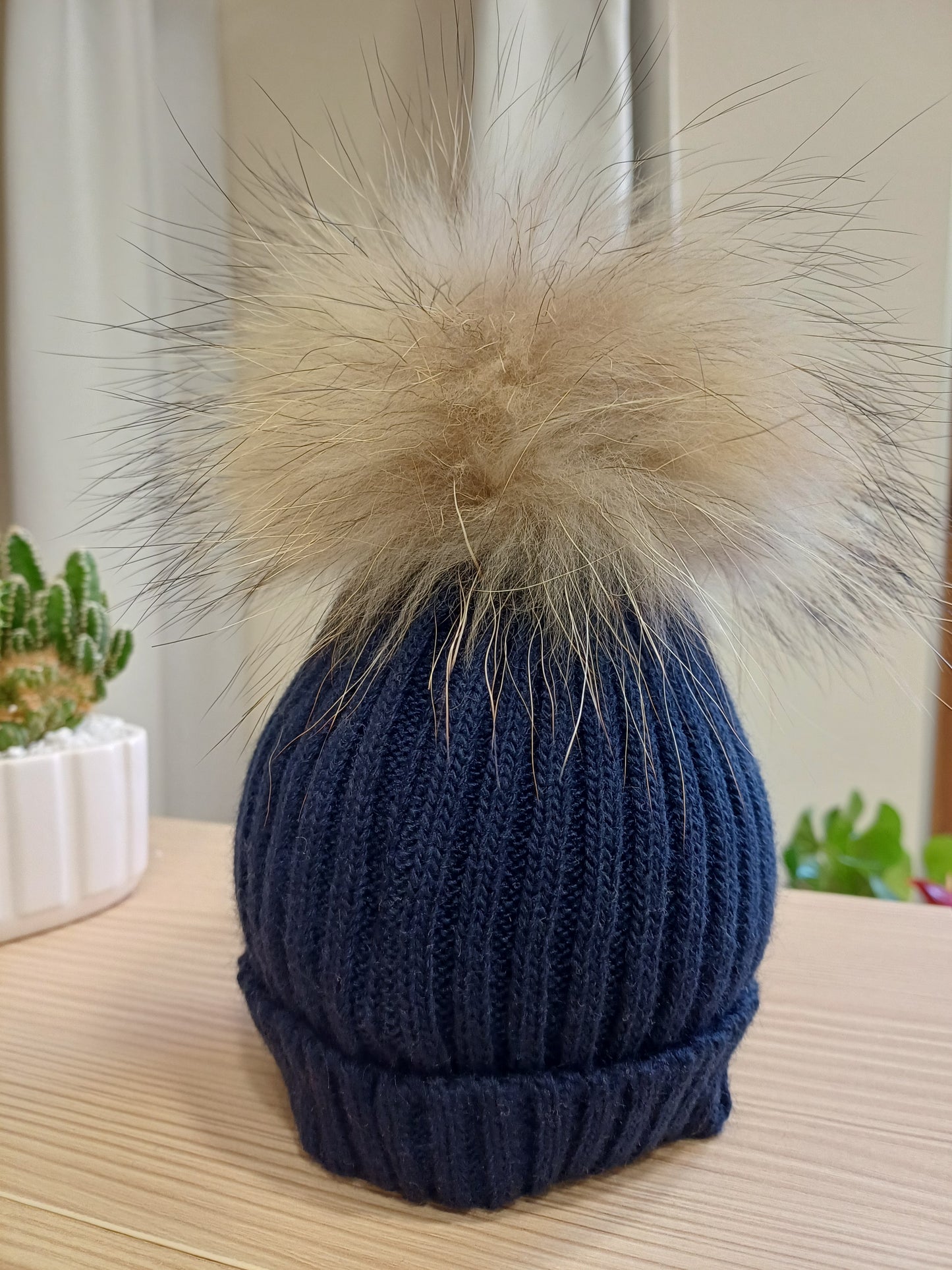 Cappello con pon pon in volpe