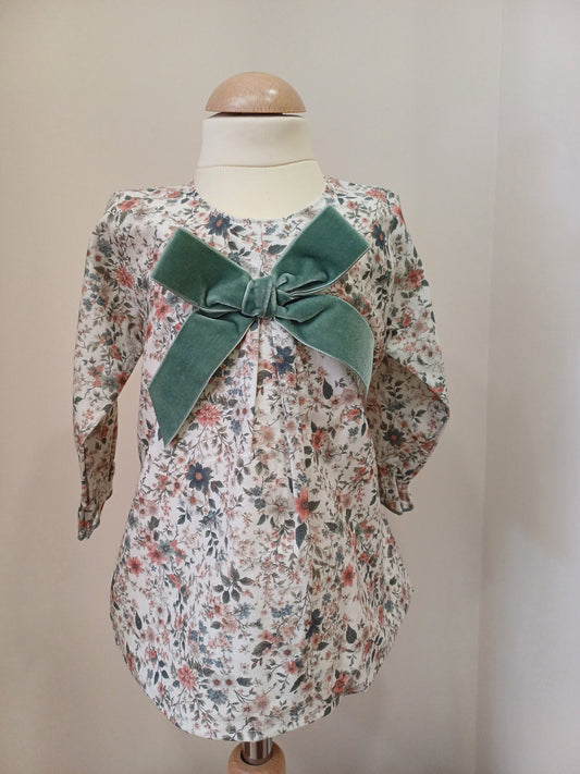 Vestito a fiori con fiocco