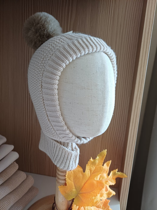 Cappellino con pon pon