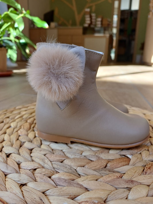 Stivaletto con pon pon in pelle