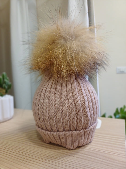 Cappello con pon pon in volpe